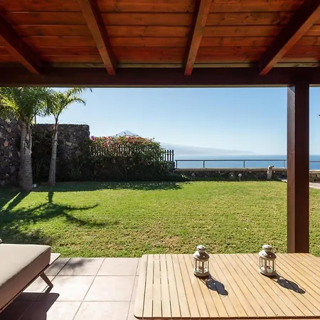 펜션 Prime Sea And Mountain Views With Pool